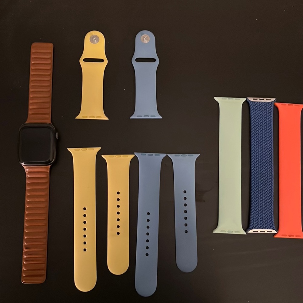 Apple Watch SE (1st Gen) 44mm with Band Bundle